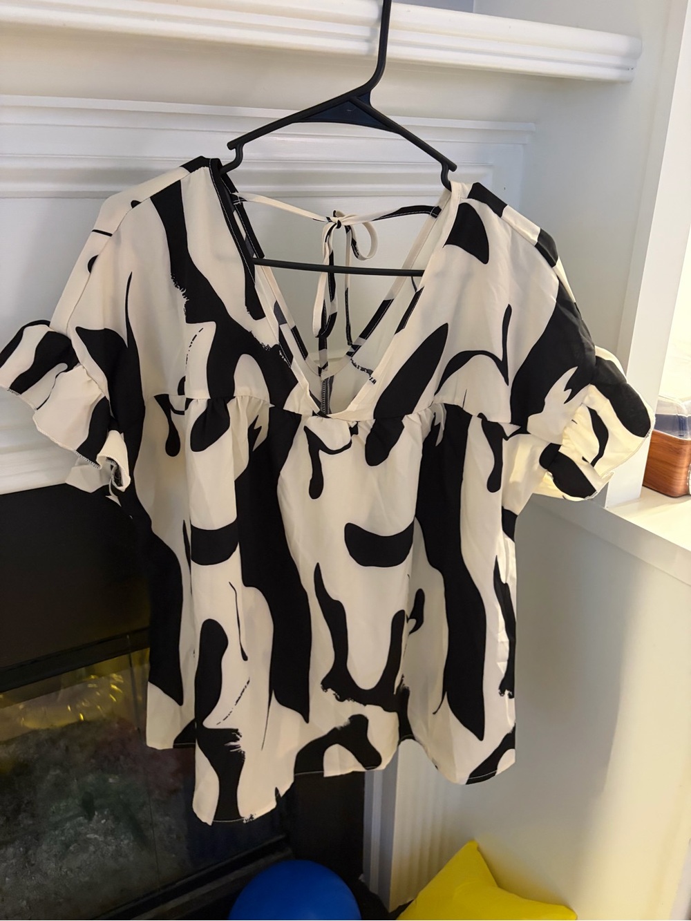 SHEIN Black & White Abstract V-Neck Tie-Back Blouse